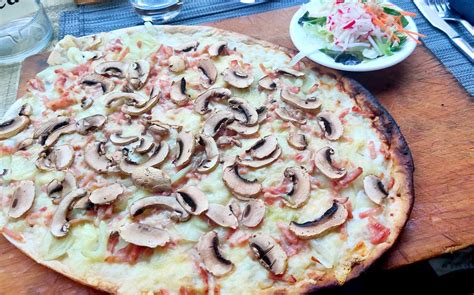  Tarte Flambée: A Symphony of Crispy Thin Crust and Savory Toppings from Strasbourg!