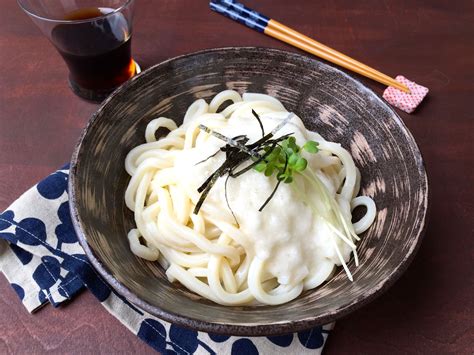  Yamakake Udon: Lezzetli Bir Japon Noodle Çorbasının Sıcak ve Doyurucu Bir İçinizi Şımartması!