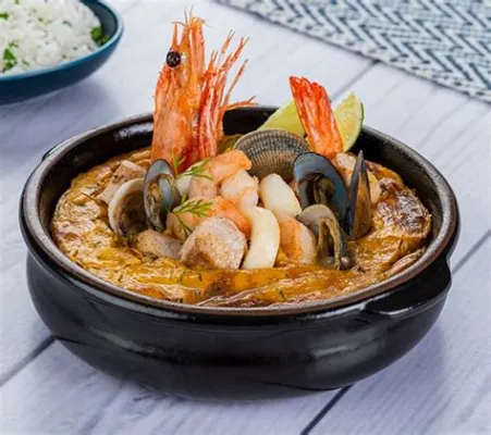  Cazuela de Mariscos: Denizlerin Lezzeti ve Baharatların Dansı Birlikte