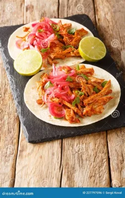  Cochinita Pibil: Acı biberlerle marine edilmiş ve yeraltında yavaşça pişirilmiş domuz eti!