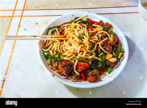  Karamay Şehri'nden Gelen Baharatlı Lezzet: Lağman! Yoğun ve Sıcacık Bir Et Suyu İçinde Pişen Uygur Noodle'larını Keşfedin!